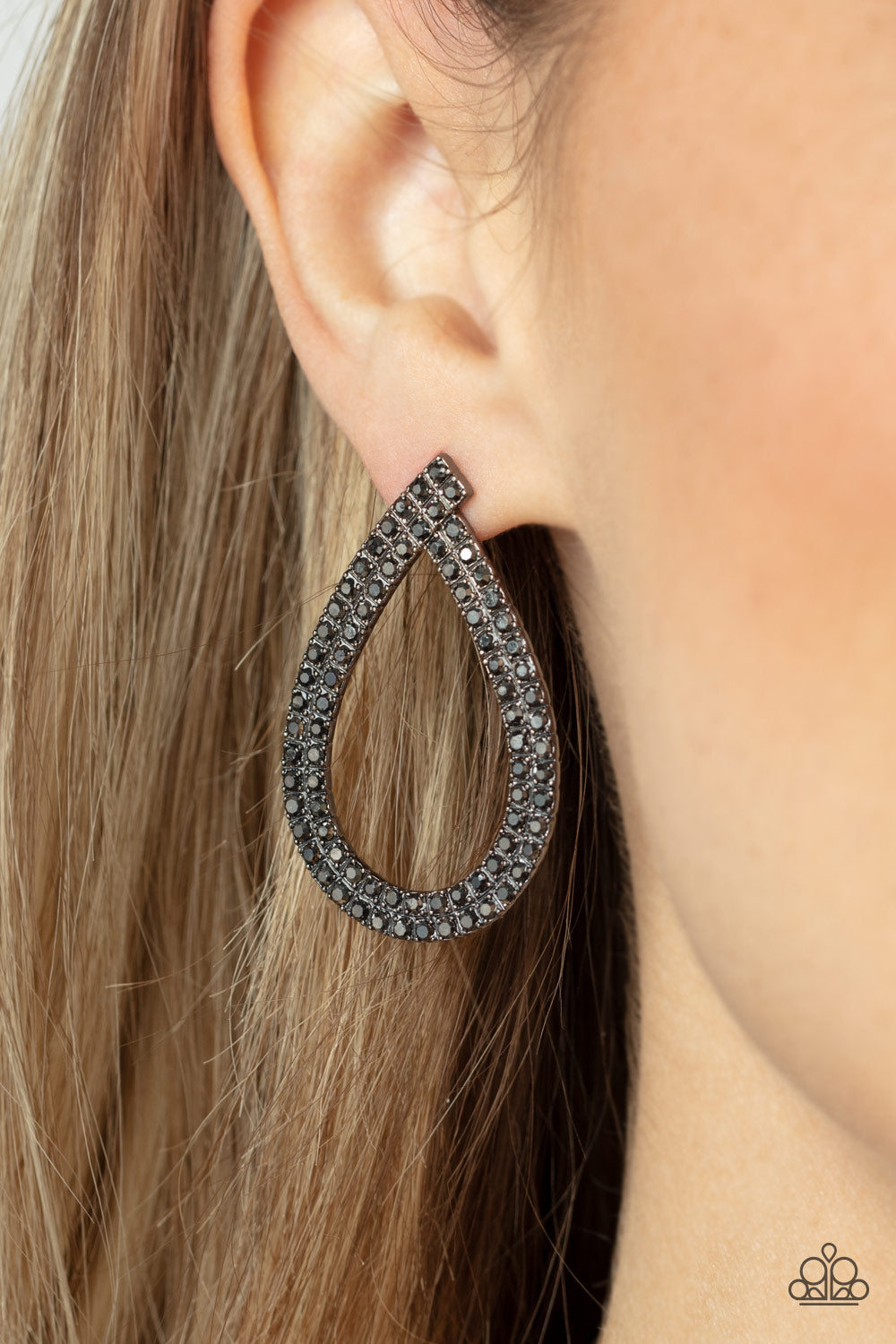 Paparazzi Accessories-Diva Dust Black Dainty Hematite Swoop Earrings