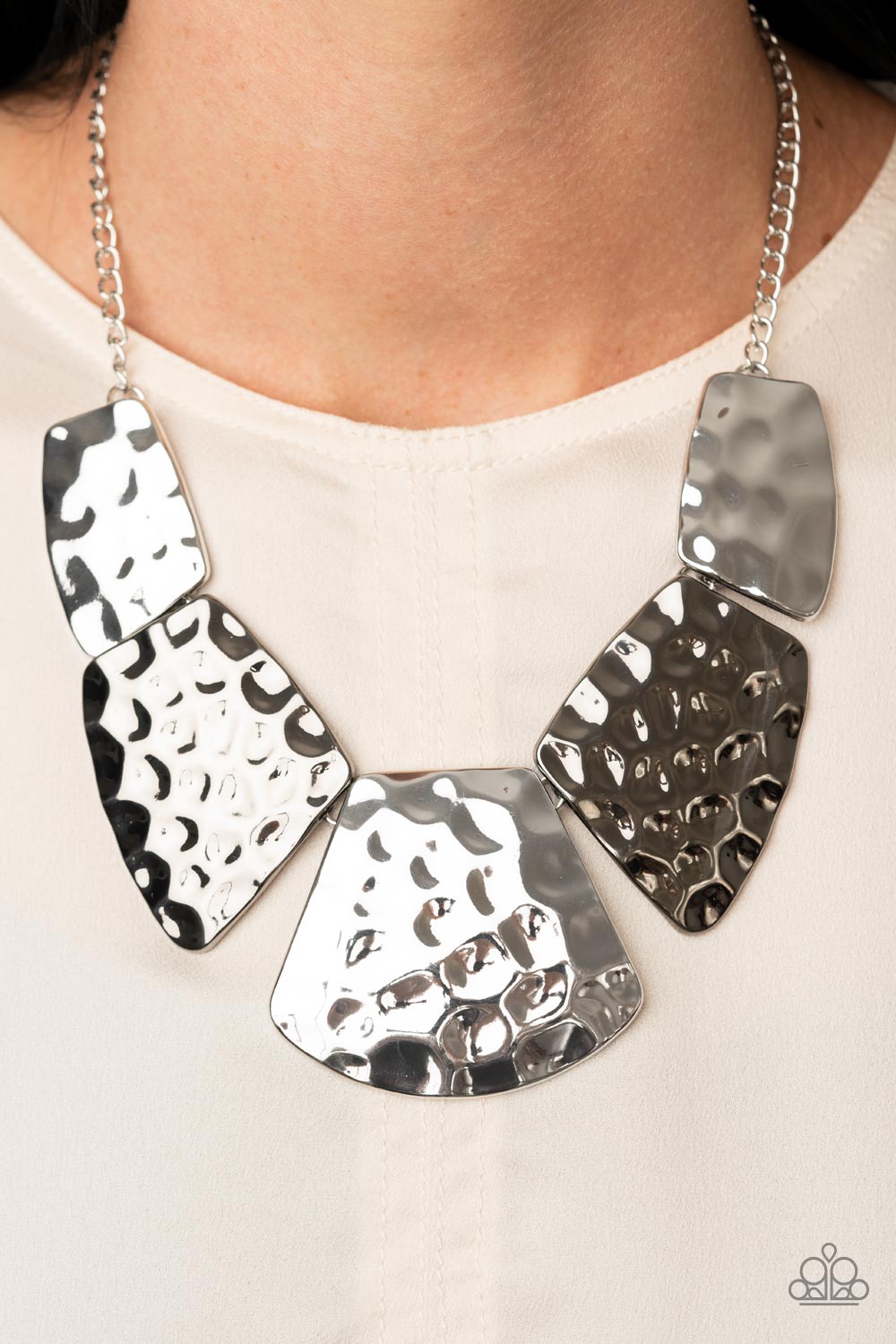 Paparazzi Accessories-HAUTE Plates Silver Necklace Set